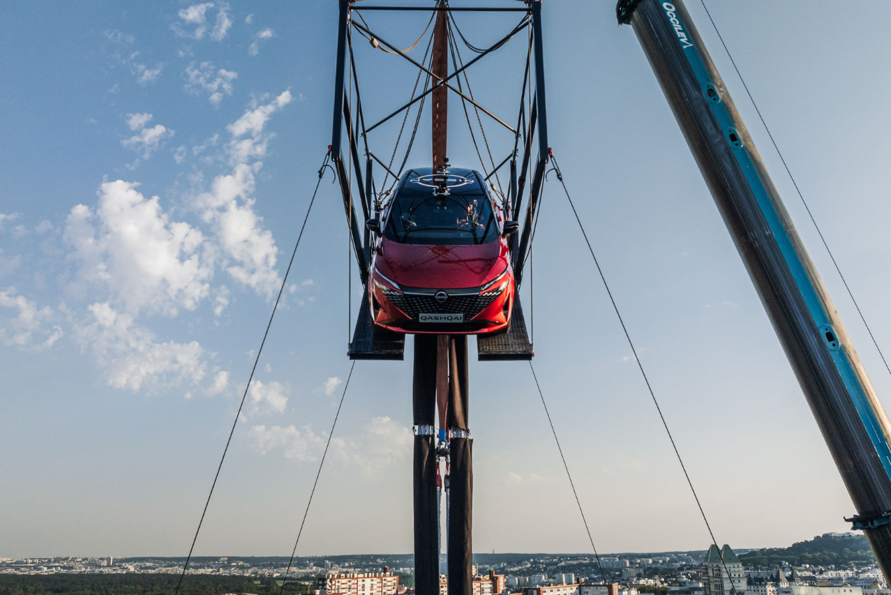 Nissan Qashqai marcó un récord Guinness al saltar de una altura de 65 metros en París 