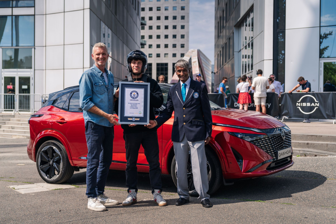 Nissan Qashqai marcó un récord Guinness al saltar de una altura de 65 metros en París 