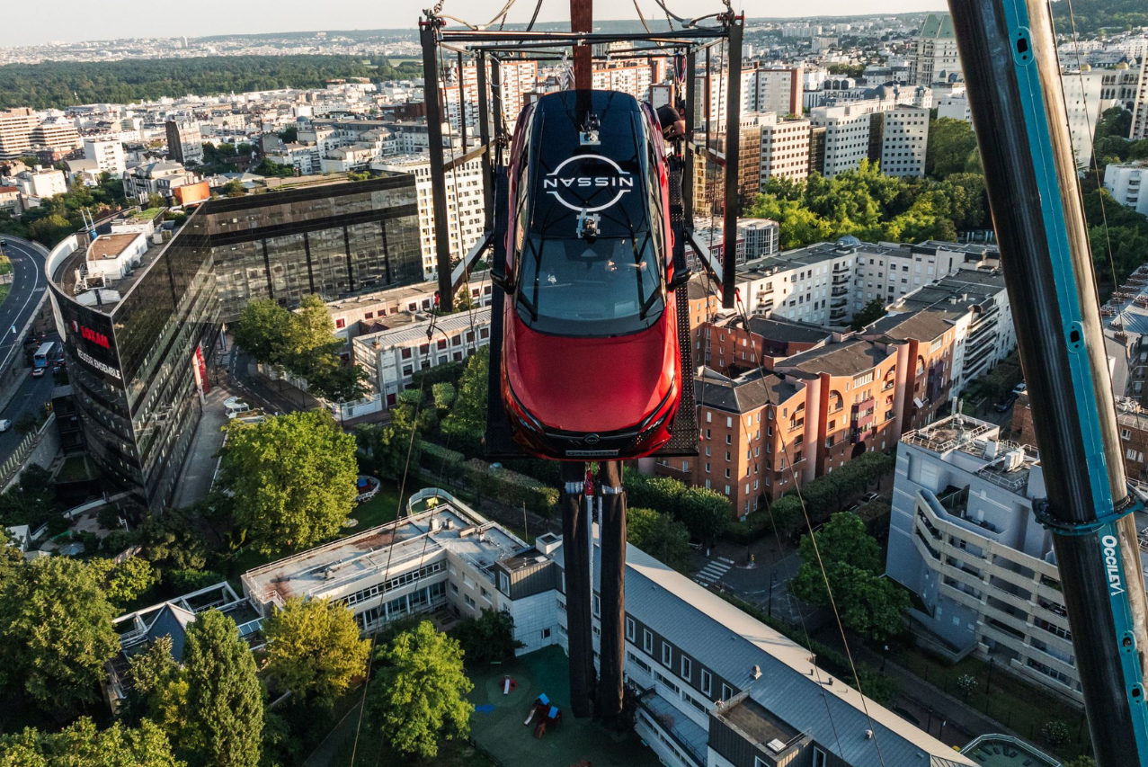 Nissan Qashqai marcó un récord Guinness al saltar de una altura de 65 metros en París 