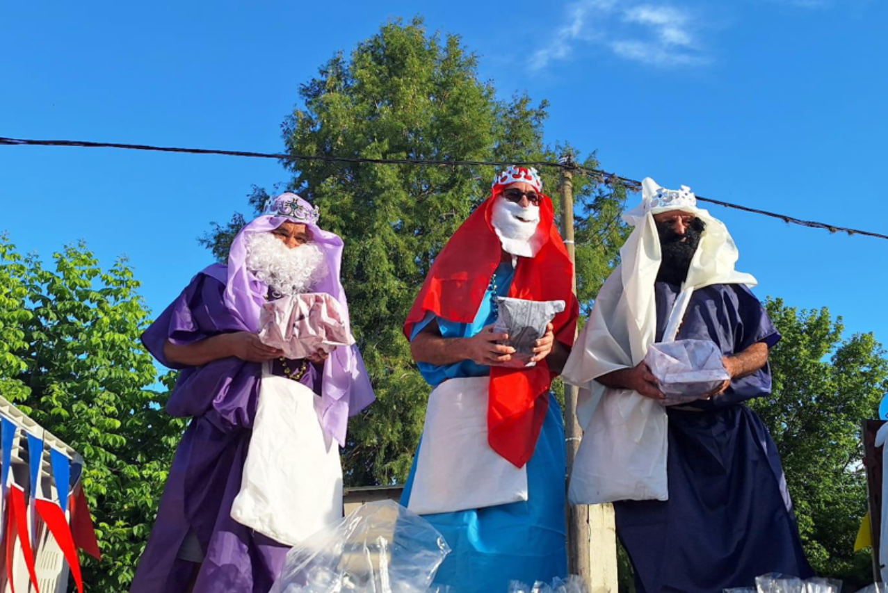 Los Nietitos volvió a entregar regalos el Día de Reyes a niños de la villa coloniense de La Paz 